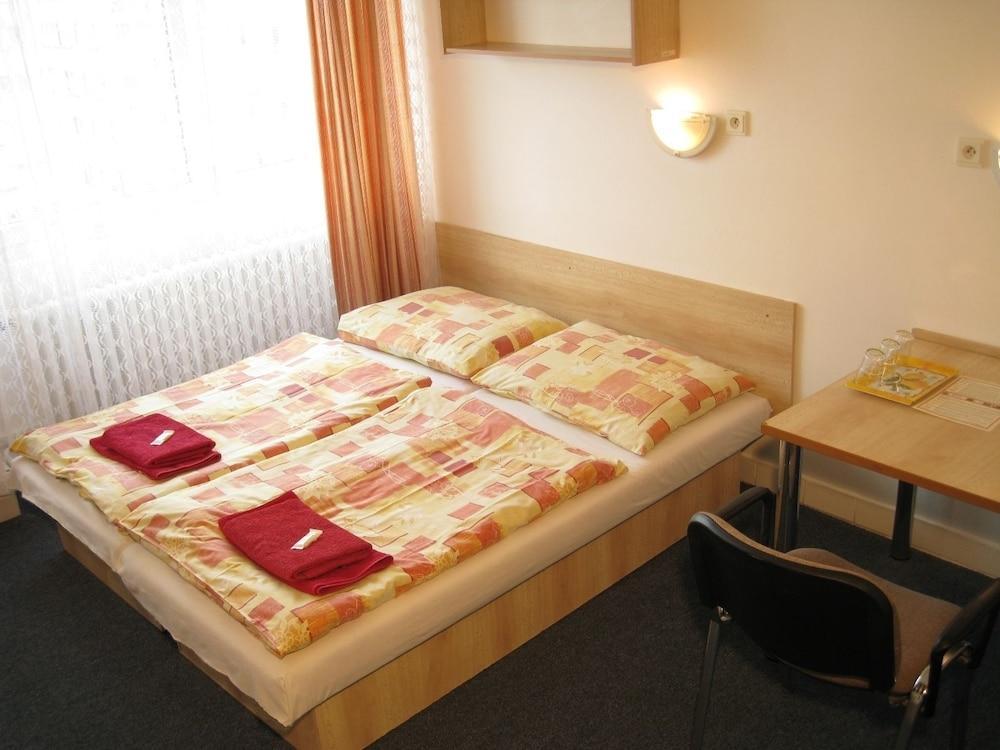 Hotel Plus Bratislava Ngoại thất bức ảnh