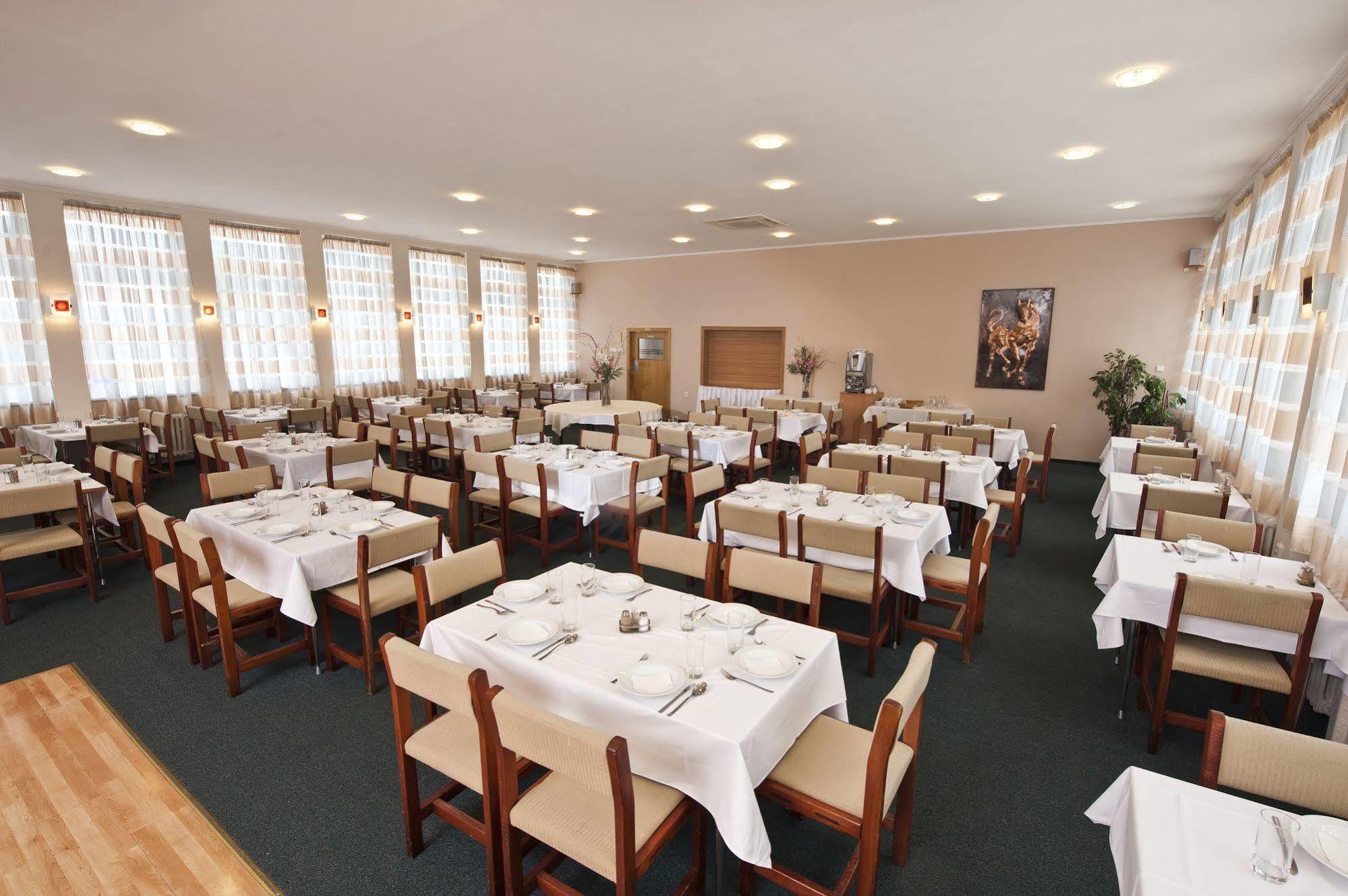 Hotel Plus Bratislava Ngoại thất bức ảnh